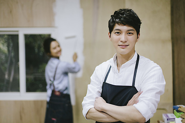 포토 JPG 라이프스타일 커플 여자 남자 커플라이프 모션 한국 실내 작업복 서기 미소 들기 사람 동양인 상반신 20대 성인 두명 앞모습 아웃포커스 제주도 팔짱 앞치마 페인트 한국인 체험 색칠 작업실 롤러 청년만 성인만 국내포토 옷 아시아 뷰포인트 컨셉 관계 촬영기법 표정 인종 청년 내부 생활 파일형식