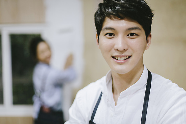 포토 JPG 라이프스타일 커플 여자 남자 커플라이프 모션 한국 실내 작업복 서기 미소 사람 동양인 상반신 20대 성인 두명 앞모습 아웃포커스 제주도 앞치마 페인트 한국인 체험 색칠 작업실 청년만 성인만 국내포토 옷 아시아 뷰포인트 컨셉 관계 촬영기법 표정 인종 청년 내부 생활 파일형식