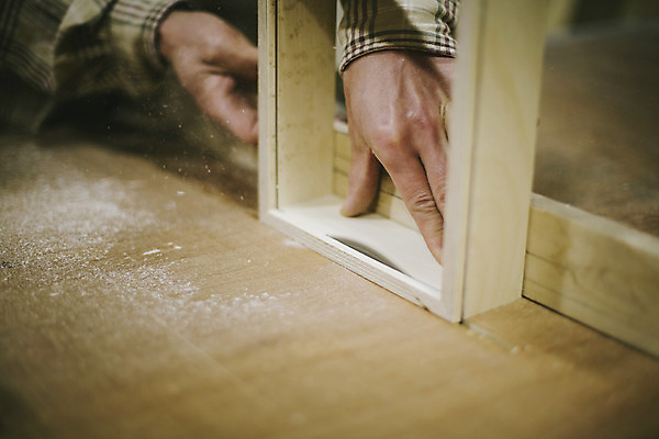 포토 JPG 라이프스타일 손 남자 맨라이프 모션 한국 실내 한명 사람 동양인 20대 성인 목재 신체부위 제주도 한국인 체험 작업실 제조 대패질 청년만 성인한명만 성인만 국내포토 나무 1 아시아 컨셉 재료 인종 청년 내부 생활 파일형식