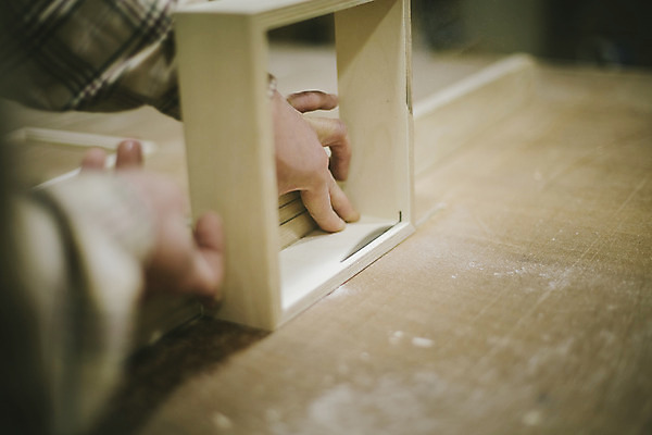 포토 JPG 라이프스타일 손 남자 맨라이프 모션 탁자 한국 실내 한명 사람 동양인 손짓 상반신 20대 성인 목재 신체부위 제주도 한국인 체험 작업실 제조 대패질 청년만 성인한명만 성인만 국내포토 나무 1 아시아 가구 컨셉 재료 인종 청년 내부 생활 파일형식