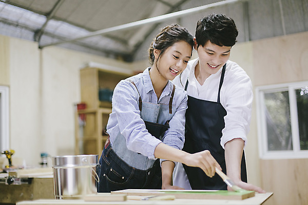 포토 JPG 라이프스타일 커플 여자 남자 커플라이프 모션 한국 실내 작업복 서기 미소 들기 사람 동양인 상반신 20대 성인 두명 목재 앞모습 제주도 페인트 한국인 공구 붓 체험 색칠 작업실 청년만 성인만 국내포토 나무 옷 아시아 뷰포인트 컨셉 재료 관계 표정 인종 청년 내부 생활 도구 파일형식