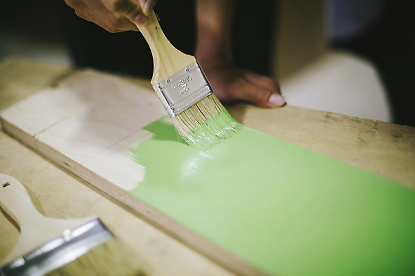 포토 JPG 손 모션 한국 실내 한명 들기 사람 동양인 20대 성인 목재 신체부위 제주도 페인트 한국인 붓 체험 색칠 작업실 청년만 성인만 국내포토 나무 1 아시아 컨셉 재료 인종 청년 내부 파일형식