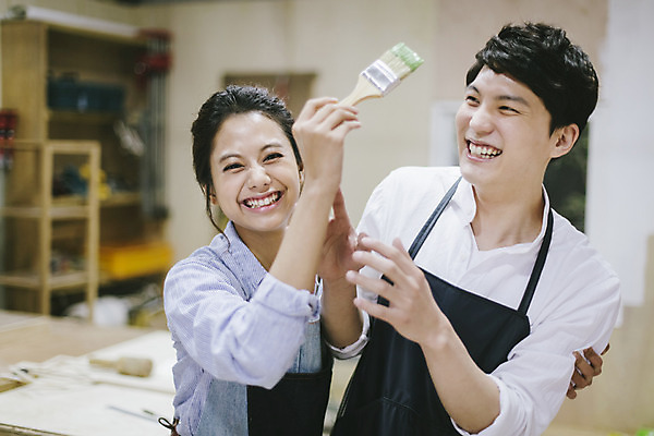 포토 JPG 라이프스타일 커플 여자 남자 커플라이프 장난 모션 놀이 한국 실내 작업복 서기 미소 들기 사람 동양인 상반신 20대 성인 두명 앞모습 제주도 앞치마 한국인 공구 붓 체험 작업실 청년만 성인만 국내포토 옷 아시아 뷰포인트 컨셉 관계 표정 인종 청년 내부 생활 도구 파일형식