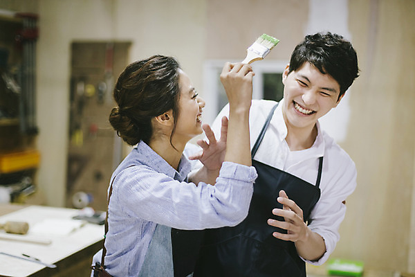 포토 JPG 라이프스타일 커플 여자 남자 커플라이프 장난 모션 한국 실내 작업복 서기 미소 들기 사람 동양인 상반신 20대 성인 두명 목재 앞모습 옆모습 제주도 앞치마 페인트 한국인 붓 체험 색칠 작업실 청년만 성인만 국내포토 나무 옷 아시아 뷰포인트 컨셉 재료 관계 표정 인종 청년 내부 생활 파일형식
