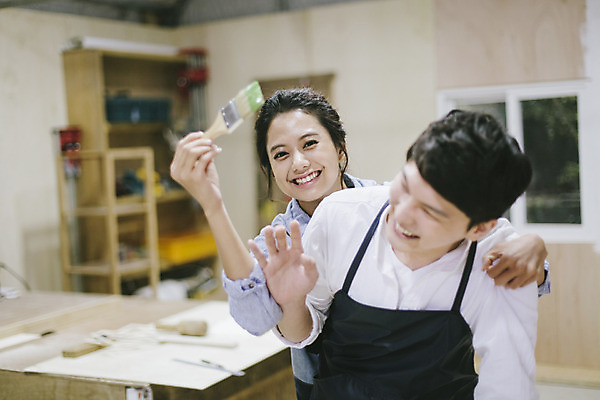 포토 JPG 라이프스타일 커플 여자 남자 커플라이프 장난 모션 놀이 한국 실내 작업복 서기 미소 들기 사람 동양인 손짓 상반신 20대 성인 두명 앞모습 제주도 앞치마 페인트 한국인 붓 체험 작업실 청년만 성인만 국내포토 옷 아시아 뷰포인트 컨셉 관계 표정 인종 청년 내부 생활 파일형식