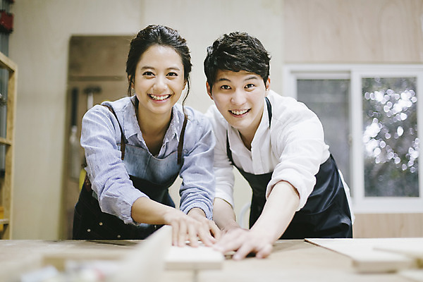 포토 JPG 라이프스타일 커플 여자 남자 커플라이프 모션 한국 실내 작업복 서기 미소 사람 동양인 상반신 20대 성인 두명 목재 앞모습 제주도 앞치마 한국인 공구 체험 작업실 제조 청년만 성인만 국내포토 나무 옷 아시아 뷰포인트 컨셉 재료 관계 표정 인종 청년 내부 생활 도구 파일형식