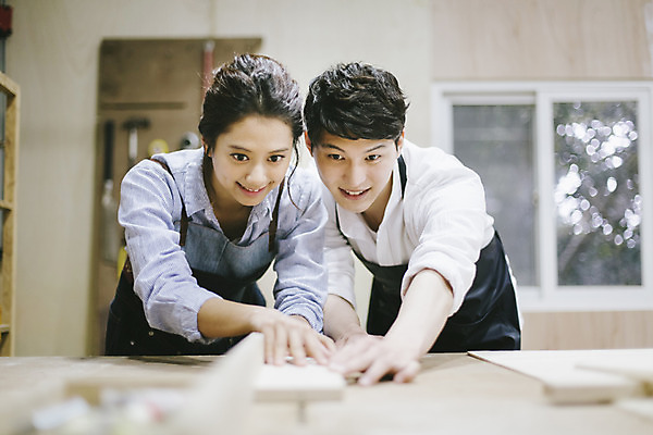 포토 JPG 라이프스타일 커플 응시 여자 남자 커플라이프 모션 한국 실내 작업복 서기 미소 사람 동양인 상반신 20대 성인 두명 목재 앞모습 제주도 앞치마 한국인 체험 작업실 청년만 성인만 국내포토 나무 시선 옷 아시아 뷰포인트 컨셉 재료 관계 표정 인종 청년 내부 생활 파일형식