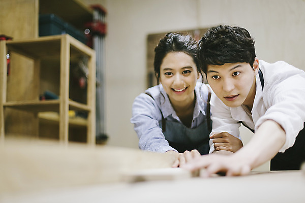 포토 JPG 라이프스타일 커플 응시 여자 남자 커플라이프 모션 한국 실내 작업복 서기 미소 사람 동양인 상반신 20대 성인 두명 목재 앞모습 제주도 한국인 체험 작업실 청년만 성인만 국내포토 나무 시선 옷 아시아 뷰포인트 컨셉 재료 관계 표정 인종 청년 내부 생활 파일형식