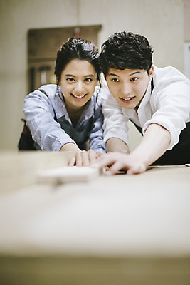 포토 JPG 라이프스타일 커플 응시 여자 남자 커플라이프 모션 한국 실내 작업복 서기 미소 사람 동양인 상반신 20대 성인 두명 목재 앞모습 제주도 한국인 체험 작업실 청년만 성인만 국내포토 나무 시선 옷 아시아 뷰포인트 컨셉 재료 관계 표정 인종 청년 내부 생활 파일형식