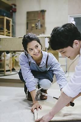 포토 JPG 라이프스타일 커플 응시 여자 남자 커플라이프 모션 한국 실내 작업복 서기 미소 사람 동양인 상반신 20대 성인 두명 목재 앞모습 제주도 한국인 공구 못 체험 작업실 망치 청년만 성인만 국내포토 나무 시선 옷 아시아 뷰포인트 컨셉 재료 관계 표정 인종 청년 내부 생활 도구 파일형식