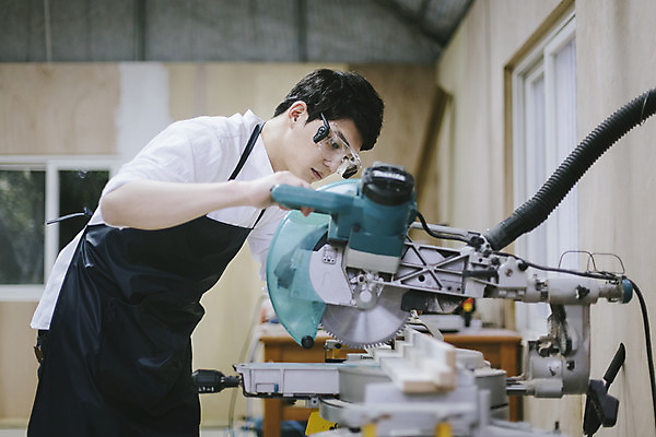 포토 JPG 라이프스타일 남자 맨라이프 모션 고글 한국 실내 작업복 한명 서기 사람 동양인 상반신 20대 성인 목재 옆모습 제주도 한국인 공구 체험 작업실 자르기 전기톱 남자만 남자한명만 성인남자만 청년만 청년남자만 청년남자한명만 성인한명만 성인남자한명만 성인만 국내포토 나무 1 옷 아시아 뷰포인트 컨셉 재료 인종 청년 내부 생활 도구 톱 파일형식