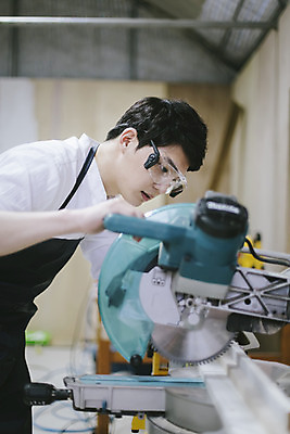 포토 JPG 라이프스타일 응시 남자 맨라이프 모션 고글 한국 실내 작업복 한명 서기 들기 사람 동양인 상반신 20대 성인 옆모습 제주도 한국인 공구 체험 작업실 전기톱 남자만 남자한명만 성인남자만 청년만 청년남자만 청년남자한명만 성인한명만 성인남자한명만 성인만 국내포토 1 시선 옷 아시아 뷰포인트 컨셉 인종 청년 내부 생활 도구 톱 파일형식