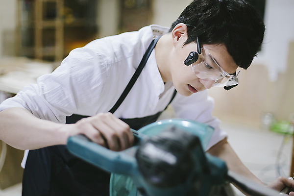 포토 JPG 라이프스타일 응시 남자 맨라이프 모션 고글 한국 실내 작업복 한명 서기 사람 동양인 상반신 20대 성인 옆모습 제주도 한국인 공구 체험 작업실 전기톱 남자만 남자한명만 성인남자만 청년만 청년남자만 청년남자한명만 성인한명만 성인남자한명만 성인만 국내포토 1 시선 옷 아시아 뷰포인트 컨셉 인종 청년 내부 생활 도구 톱 파일형식