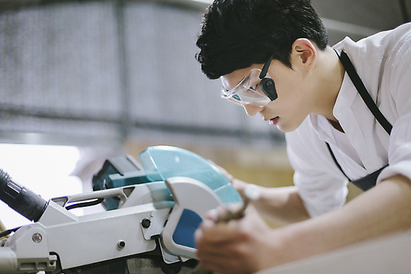 포토 JPG 라이프스타일 응시 남자 맨라이프 모션 고글 한국 실내 작업복 한명 서기 사람 동양인 상반신 20대 성인 옆모습 제주도 한국인 공구 체험 작업실 전기톱 남자만 남자한명만 성인남자만 청년만 청년남자만 청년남자한명만 성인한명만 성인남자한명만 성인만 국내포토 1 시선 옷 아시아 뷰포인트 컨셉 인종 청년 내부 생활 도구 톱 파일형식