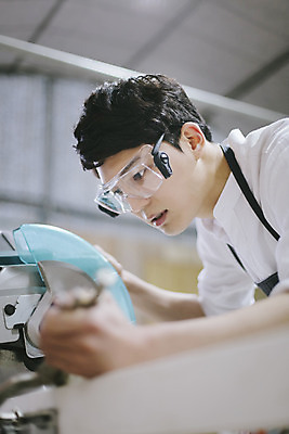 포토 JPG 라이프스타일 응시 남자 맨라이프 모션 고글 한국 실내 작업복 한명 서기 사람 동양인 상반신 20대 성인 옆모습 제주도 한국인 공구 체험 작업실 전기톱 남자만 남자한명만 성인남자만 청년만 청년남자만 청년남자한명만 성인한명만 성인남자한명만 성인만 국내포토 1 시선 옷 아시아 뷰포인트 컨셉 인종 청년 내부 생활 도구 톱 파일형식