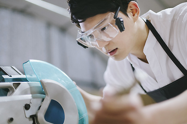 포토 JPG 라이프스타일 응시 남자 맨라이프 모션 고글 한국 실내 작업복 한명 서기 사람 동양인 상반신 20대 성인 옆모습 제주도 앞치마 한국인 공구 체험 작업실 전기톱 남자만 남자한명만 성인남자만 청년만 청년남자만 청년남자한명만 성인한명만 성인남자한명만 성인만 국내포토 1 시선 옷 아시아 뷰포인트 컨셉 인종 청년 내부 생활 도구 톱 파일형식