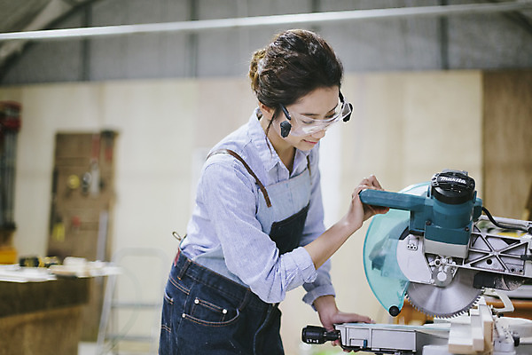 포토 JPG 우먼라이프 라이프스타일 여자 모션 고글 한국 실내 작업복 한명 서기 사람 동양인 상반신 20대 성인 옆모습 제주도 한국인 공구 체험 작업실 제조 전기톱 여자만 여자한명만 성인여자만 청년만 청년여자만 성인한명만 청년여자한명만 성인여자한명만 성인만 국내포토 1 옷 아시아 뷰포인트 컨셉 인종 청년 내부 생활 도구 톱 파일형식