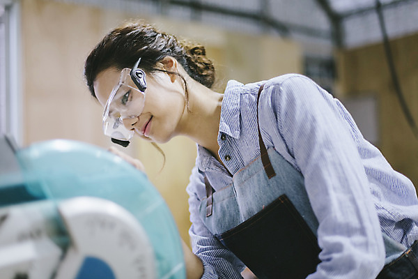 포토 JPG 우먼라이프 라이프스타일 여자 모션 고글 한국 실내 작업복 한명 서기 미소 사람 동양인 상반신 20대 성인 옆모습 제주도 앞치마 한국인 체험 작업실 전기톱 여자만 여자한명만 성인여자만 청년만 청년여자만 성인한명만 청년여자한명만 성인여자한명만 성인만 국내포토 1 옷 아시아 뷰포인트 컨셉 표정 인종 청년 내부 생활 톱 파일형식