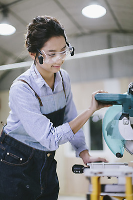 포토 JPG 우먼라이프 라이프스타일 여자 모션 고글 한국 실내 작업복 한명 서기 미소 사람 동양인 상반신 20대 성인 옆모습 제주도 한국인 공구 체험 작업실 전기톱 여자만 여자한명만 성인여자만 청년만 청년여자만 성인한명만 청년여자한명만 성인여자한명만 성인만 국내포토 1 옷 아시아 뷰포인트 컨셉 표정 인종 청년 내부 생활 도구 톱 파일형식