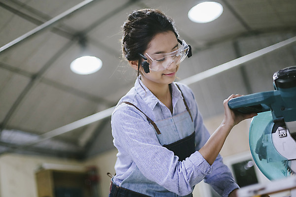 포토 JPG 우먼라이프 라이프스타일 여자 모션 고글 한국 실내 작업복 한명 서기 미소 사람 동양인 상반신 20대 성인 앞모습 제주도 한국인 공구 체험 작업실 전기톱 여자만 여자한명만 성인여자만 청년만 청년여자만 성인한명만 청년여자한명만 성인여자한명만 성인만 국내포토 1 옷 아시아 뷰포인트 컨셉 표정 인종 청년 내부 생활 도구 톱 파일형식