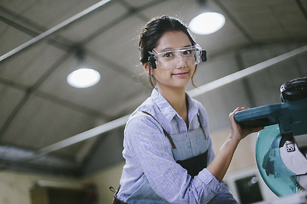 포토 JPG 우먼라이프 라이프스타일 여자 모션 고글 한국 실내 작업복 한명 서기 미소 사람 동양인 상반신 20대 성인 앞모습 제주도 한국인 공구 체험 작업실 전기톱 여자만 여자한명만 성인여자만 청년만 청년여자만 성인한명만 청년여자한명만 성인여자한명만 성인만 국내포토 1 옷 아시아 뷰포인트 컨셉 표정 인종 청년 내부 생활 도구 톱 파일형식