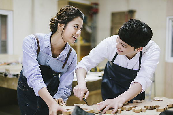포토 JPG 라이프스타일 커플 여자 남자 커플라이프 모션 한국 실내 작업복 서기 미소 들기 사람 동양인 상반신 20대 성인 두명 목재 앞모습 제주도 앞치마 한국인 공구 체험 작업실 제조 조각칼 청년만 성인만 국내포토 나무 옷 아시아 뷰포인트 컨셉 재료 관계 표정 인종 청년 내부 생활 도구 칼 파일형식