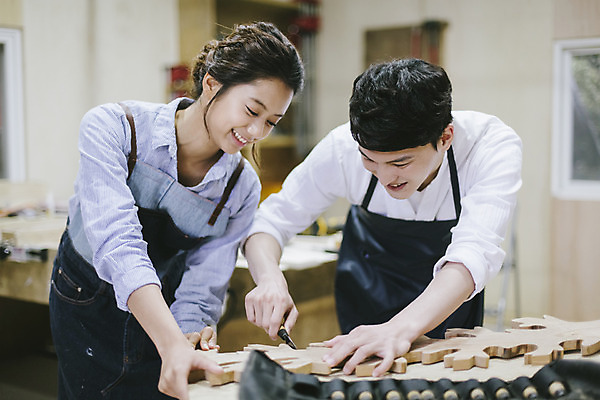포토 JPG 라이프스타일 커플 여자 남자 커플라이프 모션 한국 실내 작업복 서기 미소 들기 사람 동양인 상반신 20대 성인 두명 목재 앞모습 제주도 한국인 공구 체험 작업실 조각칼 청년만 성인만 국내포토 나무 옷 아시아 뷰포인트 컨셉 재료 관계 표정 인종 청년 내부 생활 도구 칼 파일형식