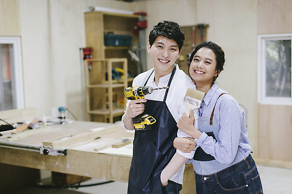 포토 JPG 라이프스타일 커플 여자 남자 커플라이프 모션 탁자 한국 실내 작업복 서기 미소 들기 사람 동양인 상반신 20대 성인 두명 목재 앞모습 제주도 팔짱 기댐 한국인 공구 붓 체험 작업실 드릴 청년만 성인만 국내포토 나무 옷 아시아 뷰포인트 가구 컨셉 재료 관계 표정 인종 청년 내부 생활 도구 파일형식