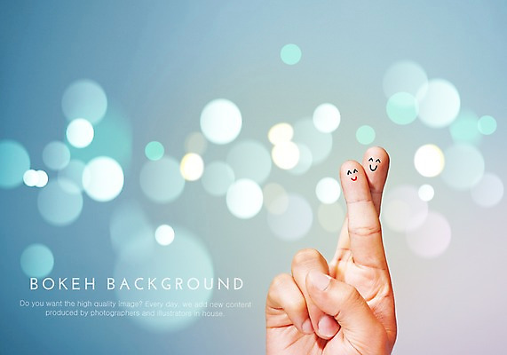 PSD 편집이미지 손 컬러 하늘색 백그라운드 손가락 포토일러 한손 표정 한명 미소 사람 신체부위 파란색 원형 보케 이미지편집 도형 1 파일형식