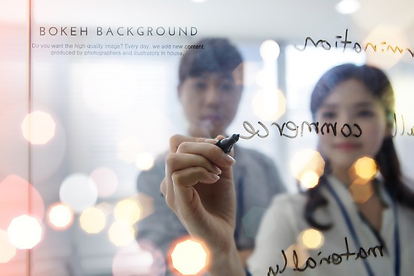 PSD 편집이미지 손 여자 남자 백그라운드 포토일러 회의 들기 사람 두명 신체부위 펜 비즈니스맨 비즈니스우먼 원형 보케 보드마카 블러 팔각형 이미지편집 도형 비즈니스 모션 필기구 직장인 파일형식