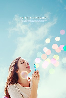 주간 PSD 서양인 외국인 구름 편집이미지 여자 백그라운드 포토일러 하늘 한명 사람 상반신 야외 원형 비눗방울 불기 보케 여자만 여자한명만 이미지편집 자연요소 도형 1 모션 인종 파일형식