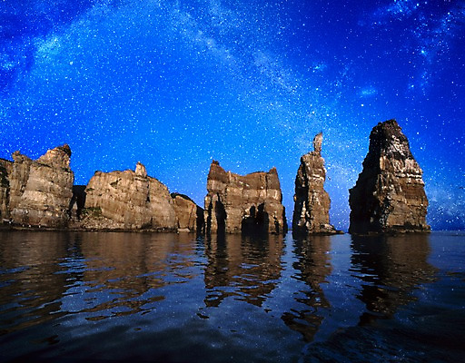 JPG 편집이미지 별 바다 백그라운드 밤하늘 사람없음 3D 우주 절벽 돌_바위 바위 화려 신비 디지털합성 합성 은하수 디지털아트 이미지편집 편집3D 자연요소 컨셉 자연 하늘 야간 파일형식