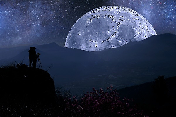 JPG 편집이미지 실루엣 백그라운드 밤하늘 산 사람 두명 3D 우주 사진촬영 달 화려 신비 디지털합성 합성 디지털아트 이미지편집 편집3D 자연요소 컨셉 하늘 촬영기법 촬영 야간 파일형식