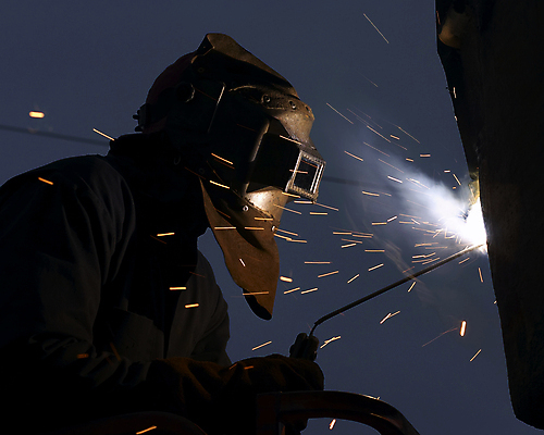 포토 JPG 해외이미지 남자 실루엣 실내 한명 들기 상반신 성인 옆모습 빛 어둠 업무 연기 불똥 용접 용접공 용접기 용접마스크 철강 성인남자한명만 해외202004 해외포토 직업 1 뷰포인트 모션 촬영기법 마스크 사람 내부 작업 남자한명만 성인남자만 파일형식 이미지허브