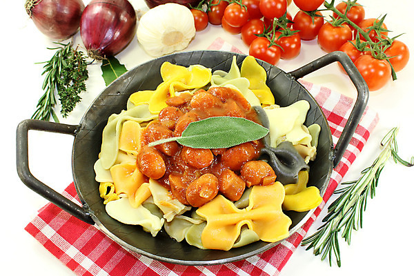 포토 JPG 해외이미지 접시 음식 토마토 고추 양파 파스타 마늘 요리 사람없음 식사 이탈리아 면 소시지 지중해 먹기 바질 토마토소스 세이지 해외202004 해외포토 식기 유럽 바다 채소 모션 서양음식 소스_음식 가공식품 파일형식 이미지허브