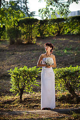 포토 JPG 해외이미지 나무 백인 손 드레스 계절 공원 여자 꽃 행복 감정 얼굴 결혼 잎 생각 자연 휴가 사랑 한명 서기 미소 사람 성인 야외 초록색 여름 햇빛 정원 기쁨 꿈 흰색 나뭇가지 아내 저녁 해외202004 해외포토 서양인 식물 1 옷 공공시설 컬러 모션 표정 이벤트 신체부위 태양 야간 생태계 파일형식 이미지허브