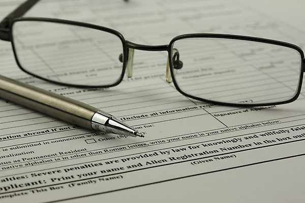 포토 JPG 해외이미지 직업 손 종이 컨셉 비즈니스 텍스트 사람없음 펜 볼펜 검은색 공백 흰색 기록 어플리케이션 계약 서식 문서 파일 서명 설문지 목차 해외202004 해외포토 컬러 신체부위 필기구 파일형식 이미지허브