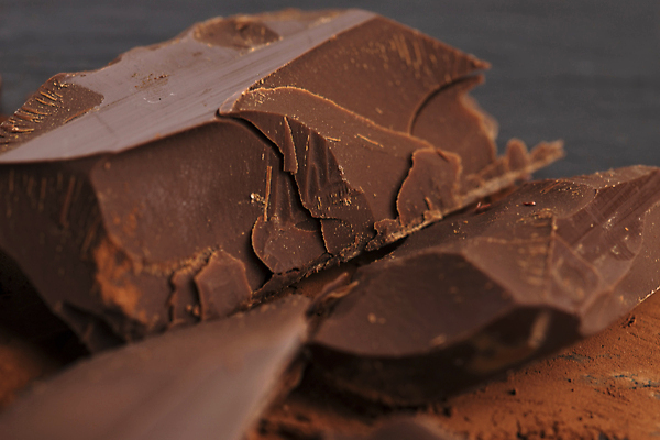 포토 JPG 해외이미지 검은배경 실내 근접촬영 사람없음 초콜릿 카카오 코코아가루 카카오닙스 해외202004 해외포토 뷰포인트 백그라운드 디저트 내부 검은색 견과류 가루 파일형식 이미지허브