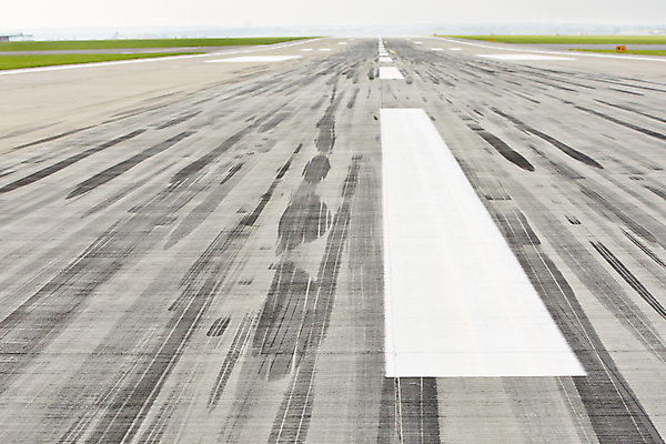 포토 JPG 해외이미지 구름 여행 교통시설 하늘 사람없음 야외 여름 줄무늬 흰색 공항 방향 도착 항공 사인 출발 도로표지판 활주로 이륙 떠남 직진 착륙 콘크리트 카피스페이스 해외202004 해외포토 자연요소 계절 도로 길 컬러 교통 컨셉 무늬 모션 공백 표지판 시설 파일형식 이미지허브
