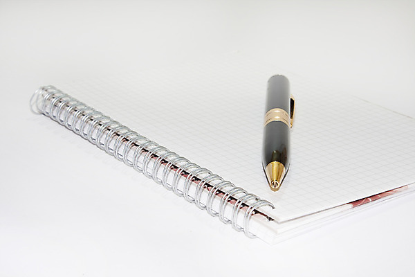 포토 JPG 해외이미지 교육 종이 백그라운드 비즈니스 캘리그라피 학교 문구용품 나선형 사람없음 책 빛 사무실 펜 만년필 다이어리 사무용품 검은색 쪽지 공책 줄무늬 공백 수확 흰색 황금 클래식 계약 오브젝트 그림 문서 페이지 시트 서명 고립 필기체 해외202004 해외포토 문자 컬러 컨셉 무늬 농업 필기구 파일형식 이미지허브