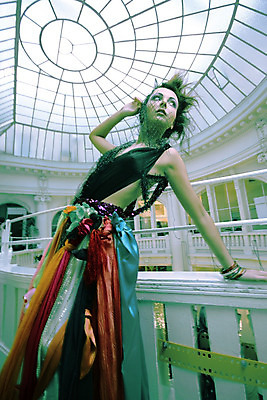 포토 JPG 해외이미지 백인 모델 응시 드레스 여자 유럽 생각 상상 동화 한명 앉기 유행 계단 검은색 화장품 화려 우아함 유혹 이발 신화 대각선 스타일 해외202004 해외포토 서양인 1 시선 옷 나라 선 컬러 컨셉 모션 사람 뷰티 파일형식 이미지허브