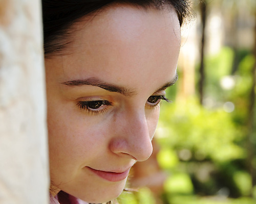 포토 JPG 해외이미지 백인 여자 얼굴 생각 갈색머리 한명 사람 옆모습 10대 갈색 머리 닫기 피부 심플 배려 해외202004 해외포토 서양인 1 헤어스타일 뷰포인트 컬러 모션 청소년 신체부위 파일형식 이미지허브