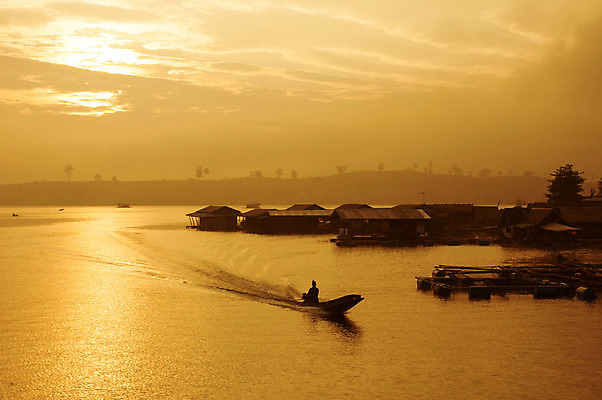 포토 JPG 해외이미지 실루엣 파도 태국 자연 아침 산 어업 풍경 사람없음 물 여름 강 태양 일출 새벽 보트 함선 낚시꾼 해외202004 해외포토 주간 자연요소 계절 산업 아시아 바다 배_교통 촬영기법 노을 생태계 파일형식 이미지허브