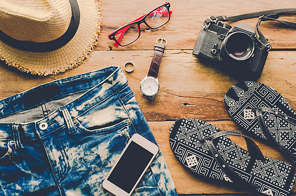 포토 JPG 해외이미지 라이프스타일 디자인 옷 안경 여행 백그라운드 신발 컨셉 지도 장신구 모바일 휴가 사람 사람없음 목재 파란색 스마트폰 선글라스 세계 유행 여행가방 지갑 정상 모험가 스마트 준비 여권 짐싸기 해외202004 해외포토 나무 잡화 컬러 가방 재료 생활 핸드폰 스마트기기 파일형식 이미지허브