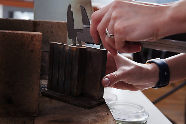 포토 JPG 해외이미지 직업 손 산업 장신구 노동자 한명 금속 장비 도구 공구 반지 업무 작업 작업실 황금 제조 은색 보석 측정 만들기 점토 작업대 핸드메이드 해외202004 해외포토 1 컬러 모션 재질 사람 신체부위 광석 파일형식 이미지허브