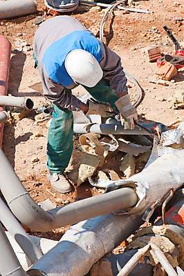 포토 JPG 해외이미지 산업 불 불꽃 노동자 주택 사람없음 건물 금속 업무 제조 파편 철 폐허 튜브 용접 용접공 콘크리트 파멸 파이프라인 해외202004 해외포토 자연요소 직업 건축물 컨셉 재질 작업 파이프_관 파일형식 소멸 이미지허브