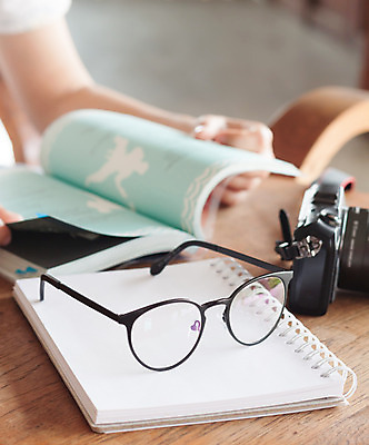 포토 JPG 해외이미지 1 여자 종이 포즈 자연 휴가 휴식 실내 사람 사람없음 책 독서 평화 침묵 카페 해외202004 해외포토 컨셉 내부 상점 소리 생태계 파일형식 이미지허브