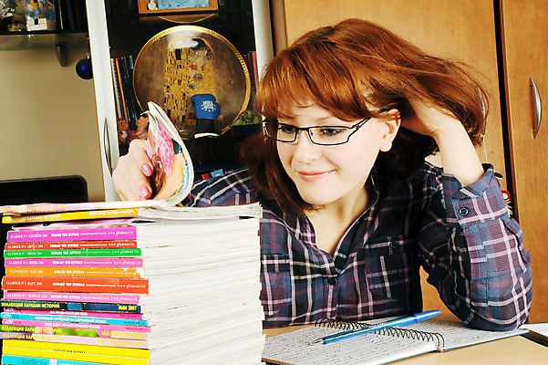 포토 JPG 해외이미지 학생 여자 교육 교실 학교 성공 수업 한명 사람 책 스터디 흰색 대학교 해외202004 해외포토 1 컬러 컨셉 학습 파일형식 이미지허브