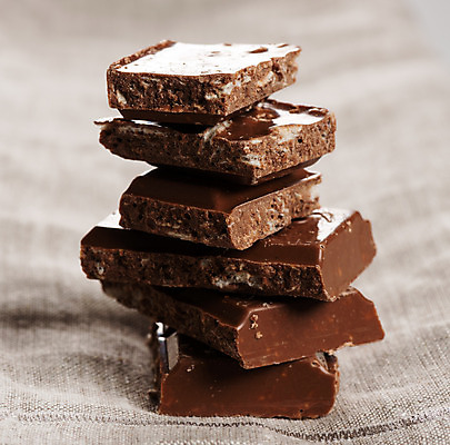 포토 JPG 해외이미지 음식 조각 다이어트 디저트 건강 사람없음 갈색 쌓기 초콜릿 검은색 어둠 사막 식탁보 닫기 달콤 맛 냅킨 코코아 덩어리 제비 깨짐 카카오 억울 해외202004 해외포토 감정 음료 컬러 컨셉 모션 조류 파일형식 이미지허브