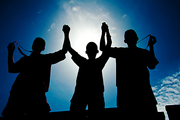 포토 JPG 해외이미지 구름 남자 행복 실루엣 어린이 하늘 성공 기념 그림자 한명 서기 사람 소년 사람없음 야외 가로 태양 축하 우승 황금 정상 상패 메달 그림 해외202004 해외포토 자연요소 1 감정 컨셉 모션 촬영기법 최고 상_우승 상_상패 파일형식 이미지허브